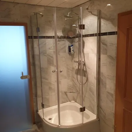 Fuer 4 Personen, 2 Schlafzimmer, 2 Parkplaetze, Wlan شقة